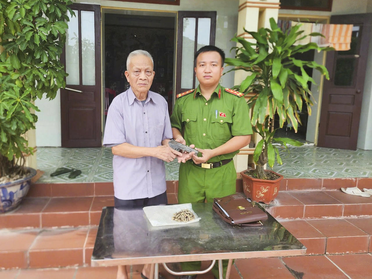 Cụ ông ở Ninh Bình phát hiện 1 khẩu súng và hàng chục viên đạn khi đi đào chuối