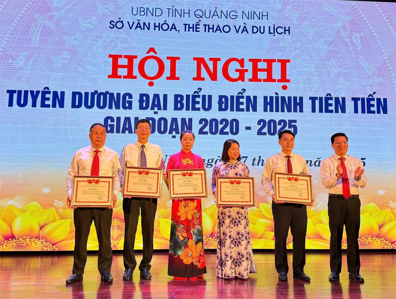 Ông Nguyễn Việt Dũng - Giám đốc Sở Văn hóa, Thể thao và Du lịch tỉnh Quảng Ninh tặng Giấy khen cho tập thể và cá nhân có thành tích xuất sắc trong ngành Văn hóa.