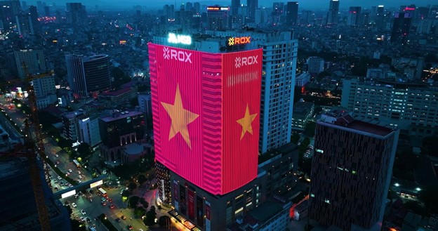 Trong đêm, ROX Tower nổi bật giữa lòng Hà Nội với màn hình LED cỡ lớn hiển thị lá cờ đỏ sao vàng, vừa là điểm nhấn thị giác vừa truyền cảm hứng yêu nước trong dịp kỷ niệm ngày lễ trọng đại của dân tộc. 