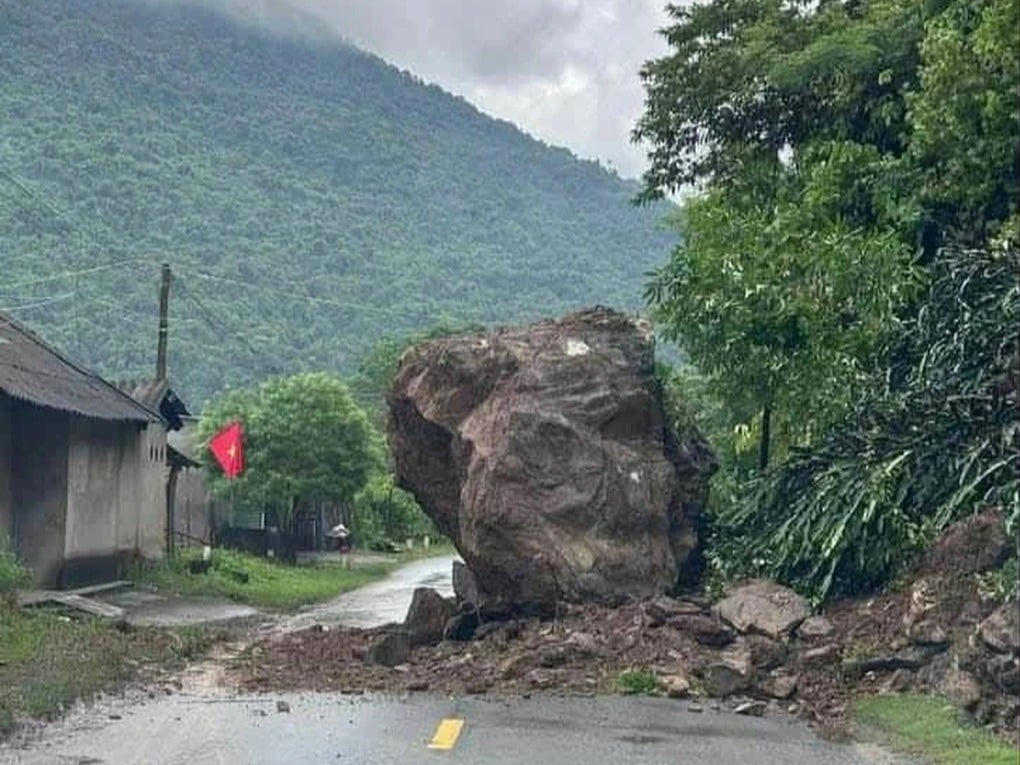 Tảng đá 70 tấn rơi xuống đường ngay sau chiếc ô tô chở cả gia đình