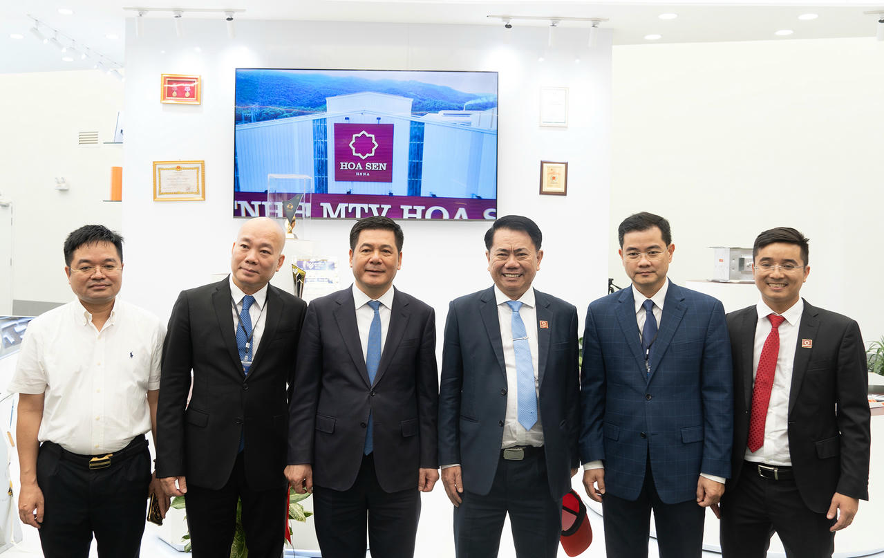 Ông Nguyễn Hồng Diên - Bộ trưởng Bộ Công thương (thứ 3 từ trái sang) và đoàn đại biểu chụp hình lưu niệm tại gian hàng của Tập đoàn Hoa Sen.