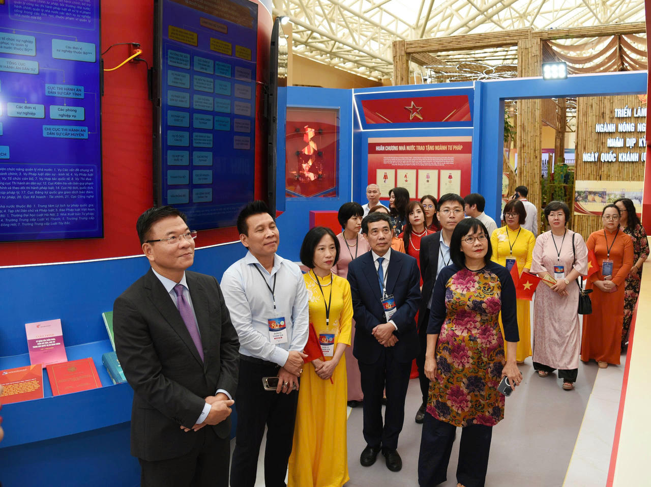 Các đại biểu tham quan không gian triển lãm của Bộ Tư pháp tại Triển lãm thành tựu Đất nước