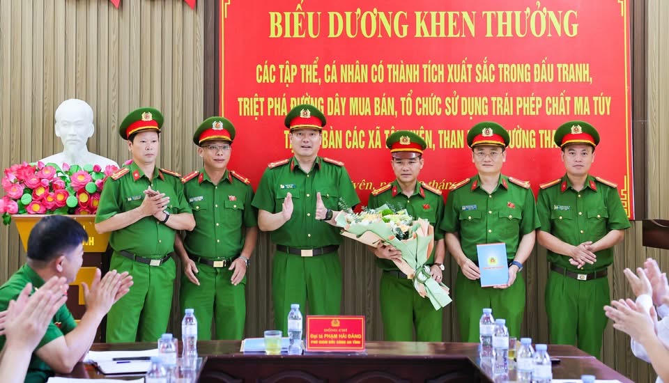Đại tá Phạm Hải Đăng tặng thưởng cho các tập thể, các nhân tại buổi lễ. Ảnh: Công an Lai Châu