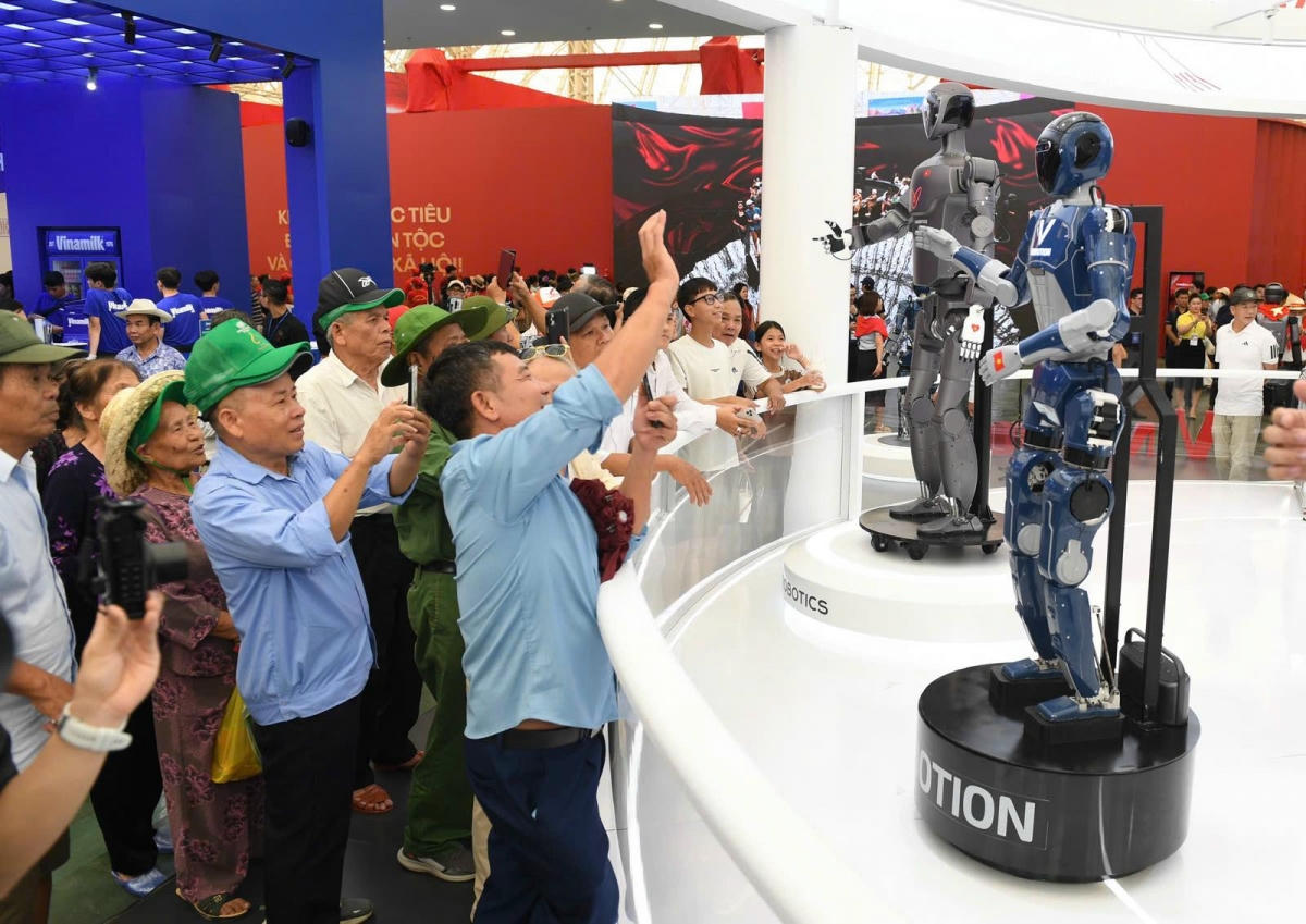 Khu vực triển lãm thứ hai của Vingroup tọa lạc tại sân Tây với khoảng 2.600 m2. Đây cũng là khu vực Vingroup dành trọn vẹn cho chủ đề đang được toàn xã hội quan tâm - Chuyển đổi Xanh.