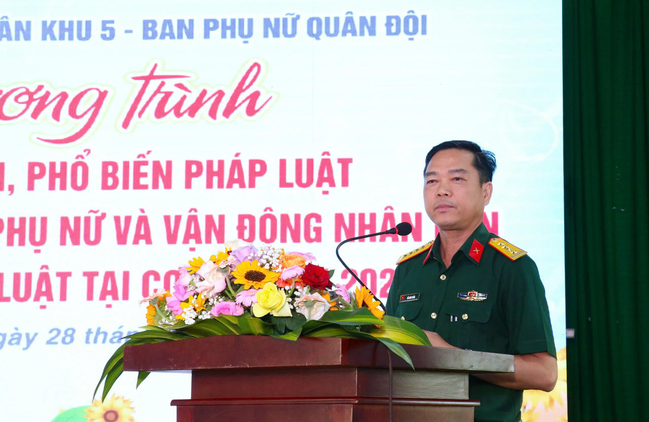 Đại tá Hồ Anh Tuấn - Phó Chủ nhiệm Chính trị Quân khu 5 phát biểu khai mạc Chương trình.