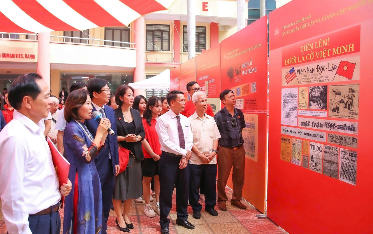 Các đại biểu tham quan trưng bày.