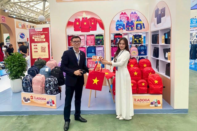 Sắc đỏ sao vàng phủ khắp Triển lãm Quốc gia: Câu chuyện đằng sau 2.000 chiếc ‘túi tự hào’ được phát miễn phí