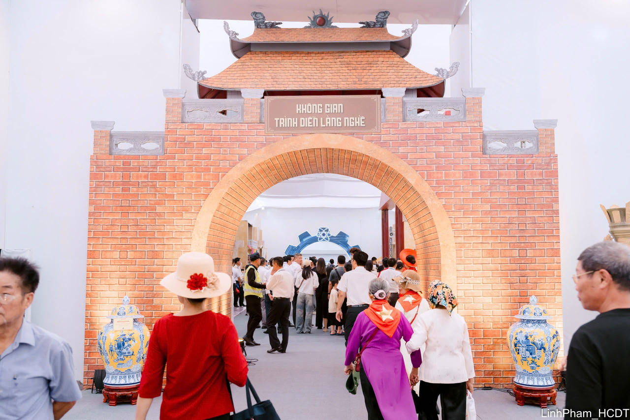 Người dân tham quan Không gian Truyền thống và Sáng tạo Hà Nội 2025.