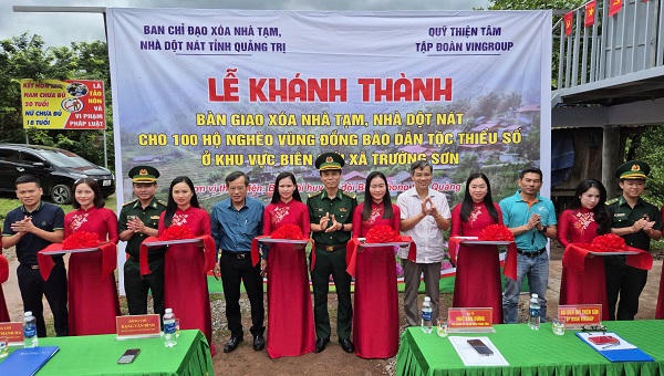 Bàn giao 127 ngôi nhà kiên cố cho hộ nghèo vùng biên giới Quảng Trị