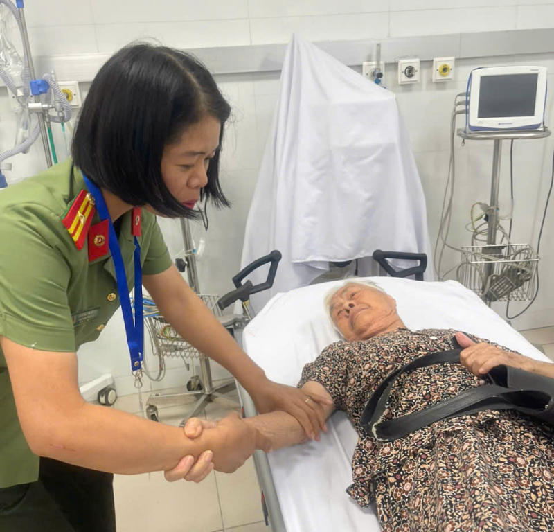 Cụ bà được cán bộ y tế hỗ trợ đưa đến Bệnh viện 354 thăm khám.