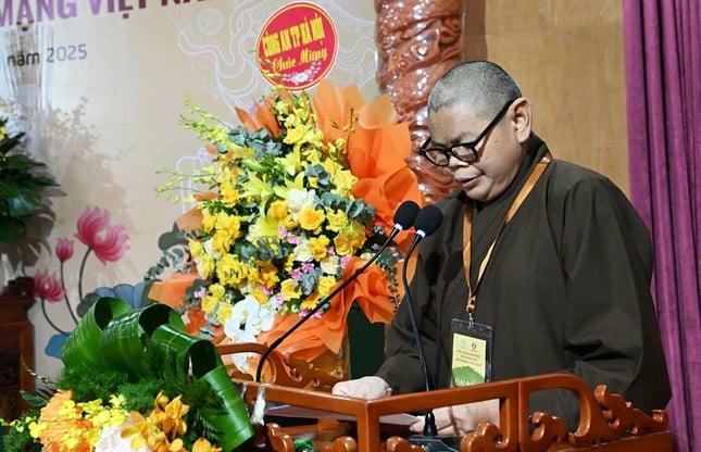 Thượng tọa Thích Thanh Anh trình bày tham luận về chùa Đồng Kỵ