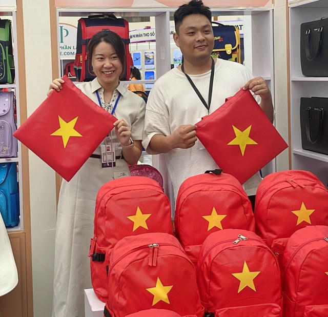 Khách hàng thích thú với những sản phẩm túi có in hình quốc kỳ cờ đỏ sao vàng.