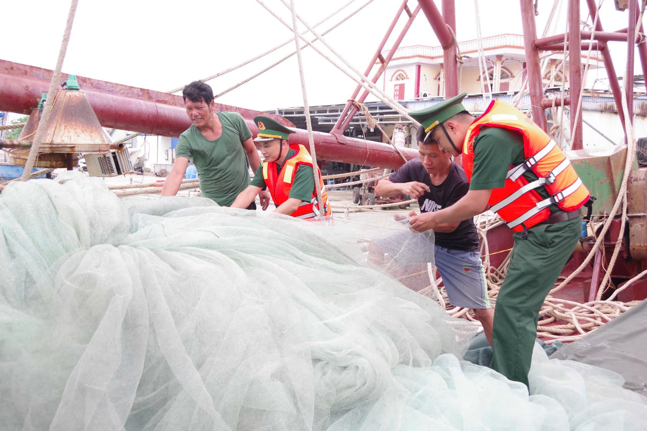 Công tác tuyên truyền được xác định là nhiệm vụ trọng tâm, nền tảng quan trọng để thay đổi nhận thức, hành vi của ngư dân. (Ảnh trong bài: T.Linh)