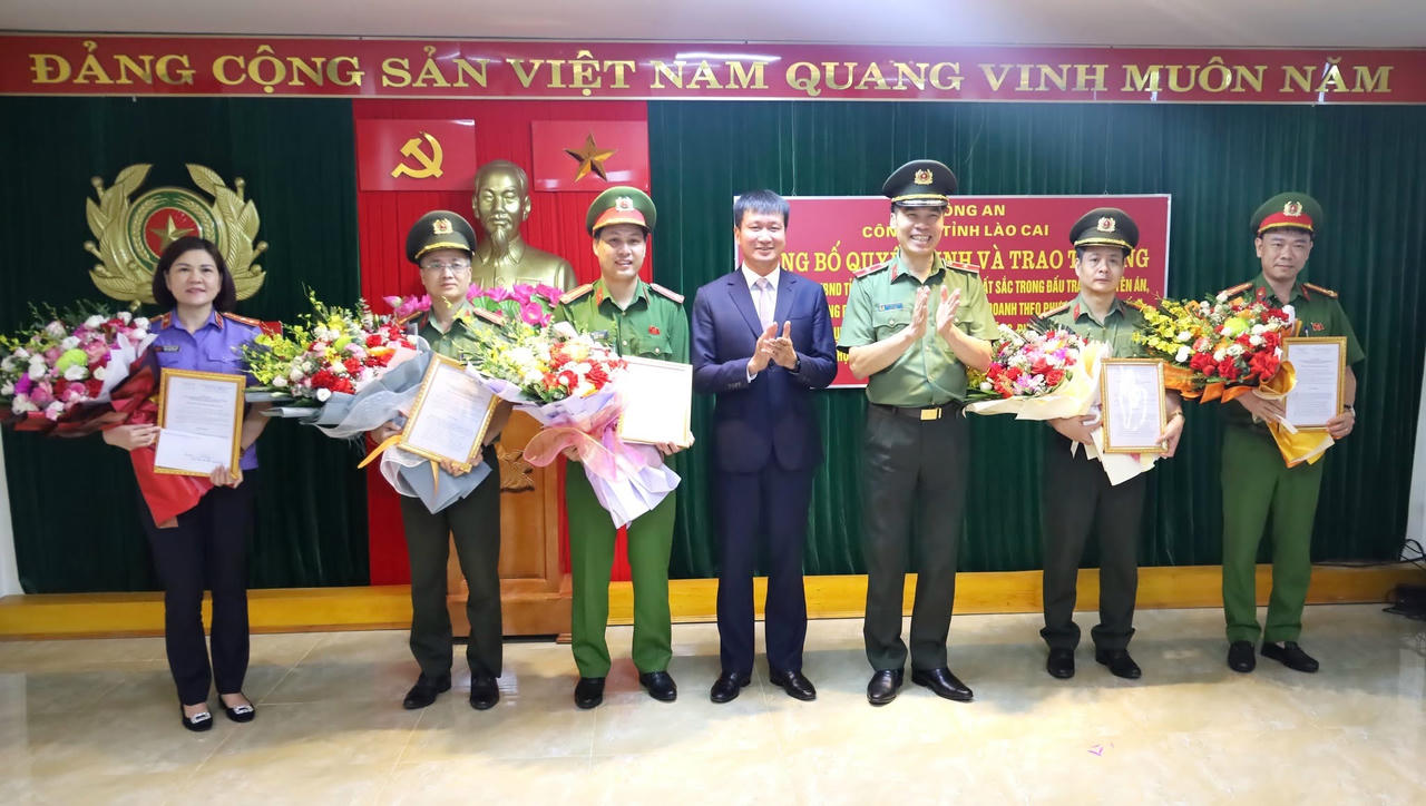 Khen thưởng 5 tập thể có thành tích xuất sắc vụ triệt phá thành công đường dây lừa đảo hàng nghìn tỷ đồng ở Lào Cai Khen thưởng 5 tập thể có thành tích xuất sắc vụ triệt phá thành công đường dây lừa đảo hàng nghìn tỷ đồng ở Lào Cai