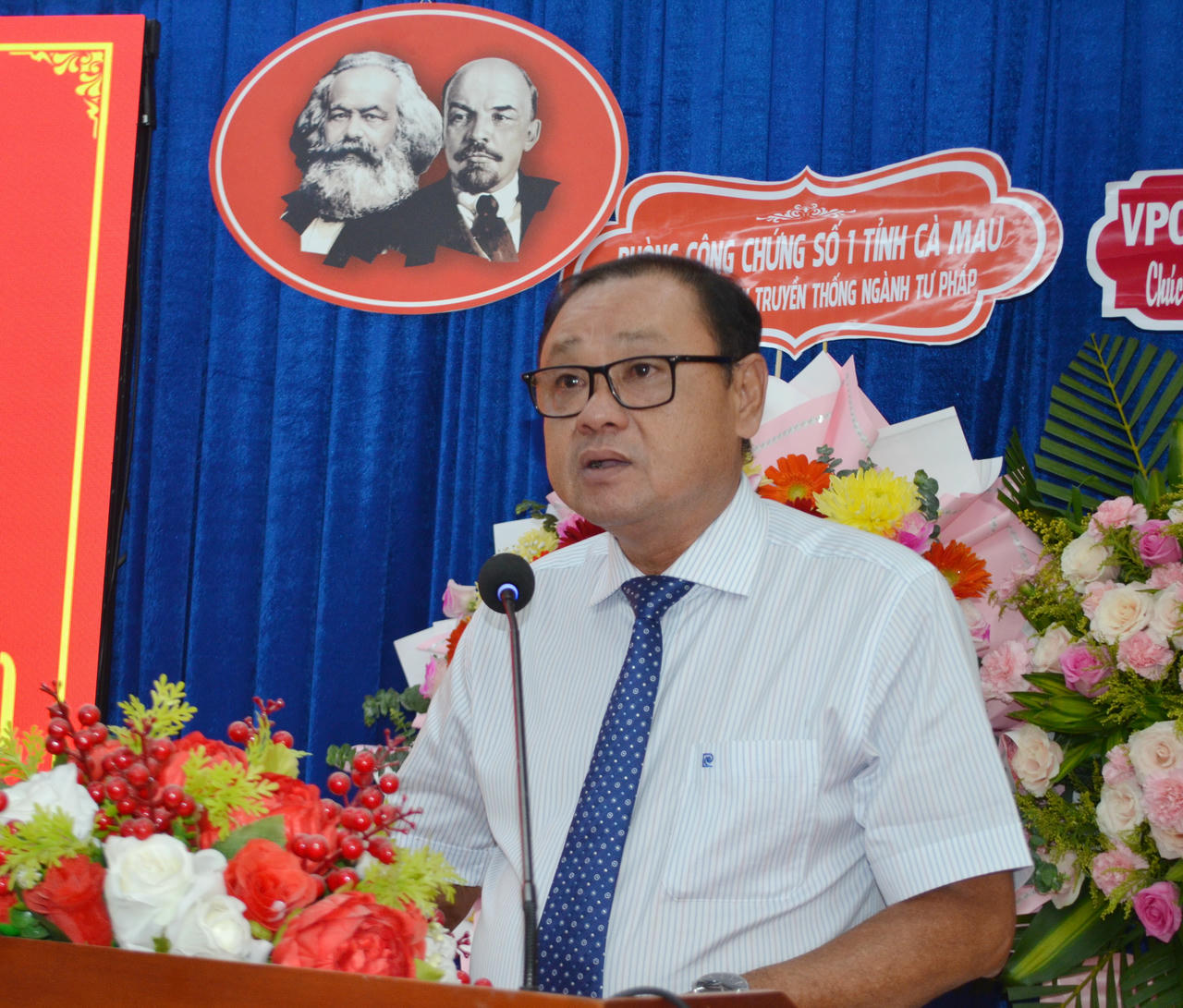 Ông Vưu Nghị Bình – Giám đốc Sở Tư pháp Cà Mau, phát biểu ôn lại chặng đường 80 năm qua của ngành Tư pháp Việt Nam.