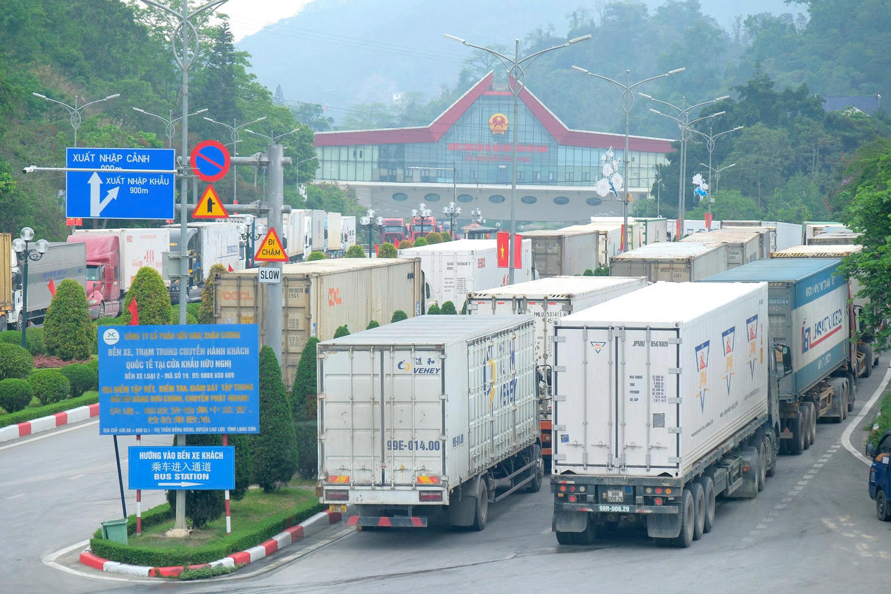 Xe chờ xuất khẩu tại cửa khẩu Hữu Nghị.