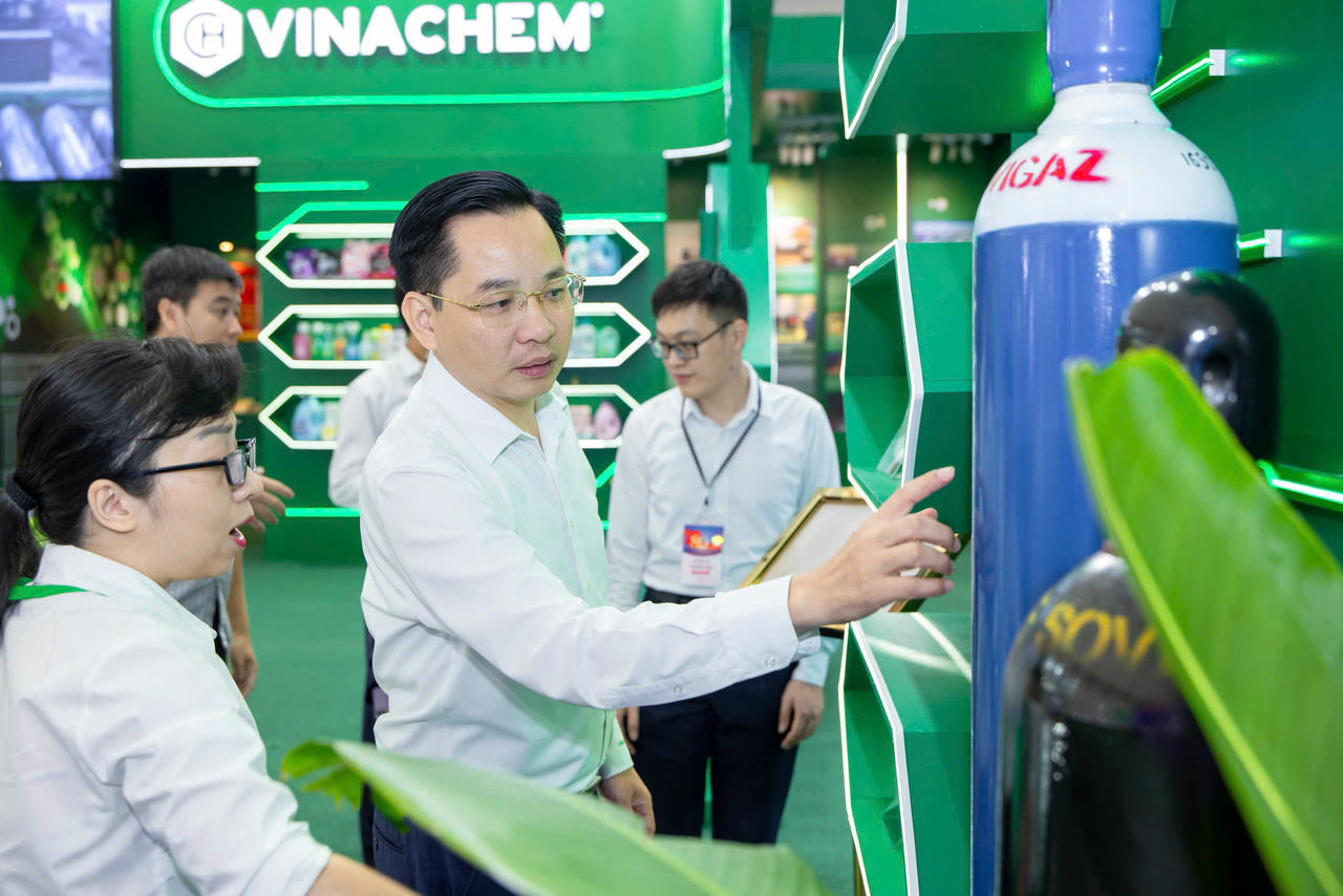 Vinachem trưng bày triển lãm 'Dấu ấn một hành trình' tại Triển lãm thành tựu 80 năm 