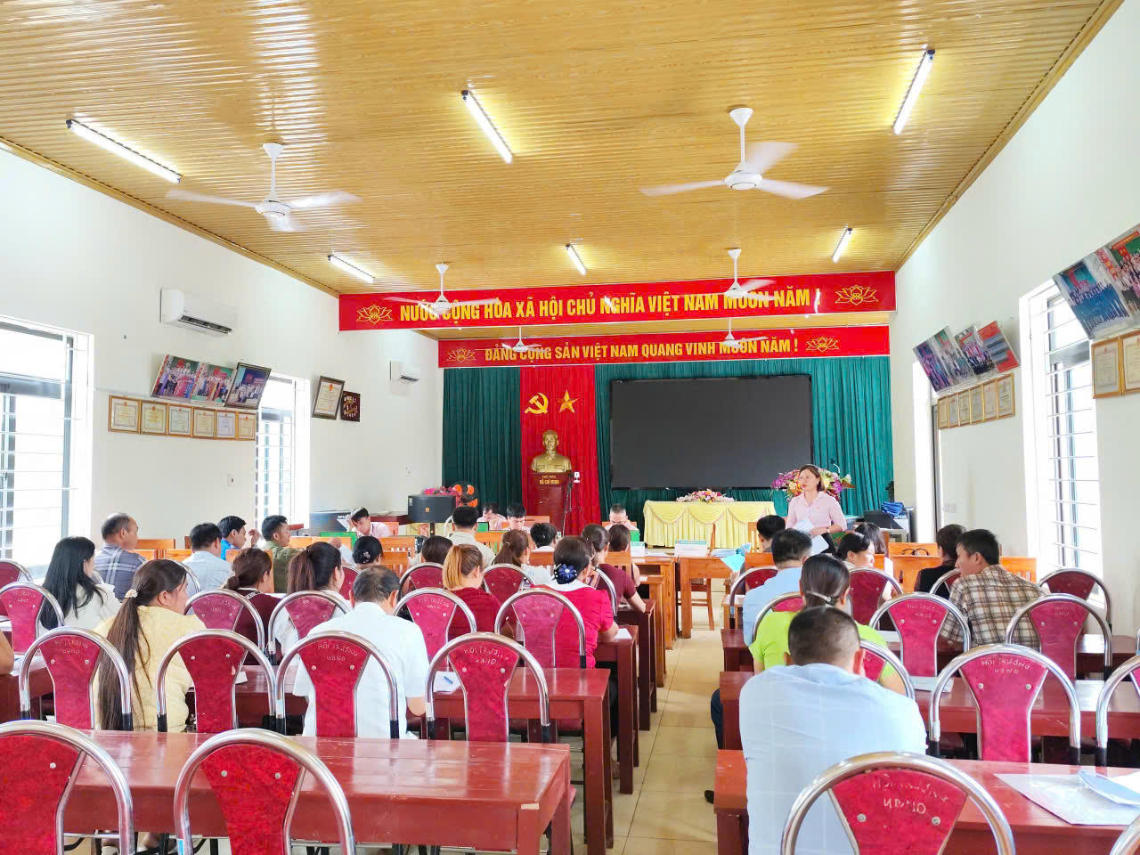 Các điểm giao dịch của NHCSXH Tân Sơn tích cực phục vụ nhân dân tại các xã mới sau khi sắp xếp đơn vị hành chính địa phương 2 cấp.