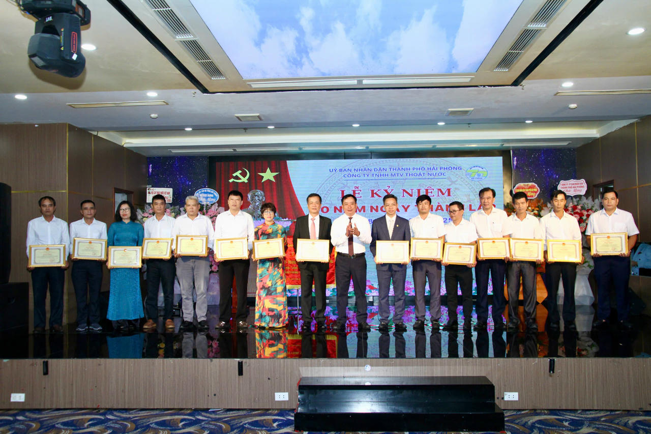 Các tập thể và cá nhân có thành tích xuất sắc được nhận Bằng khen của UBND thành phố.