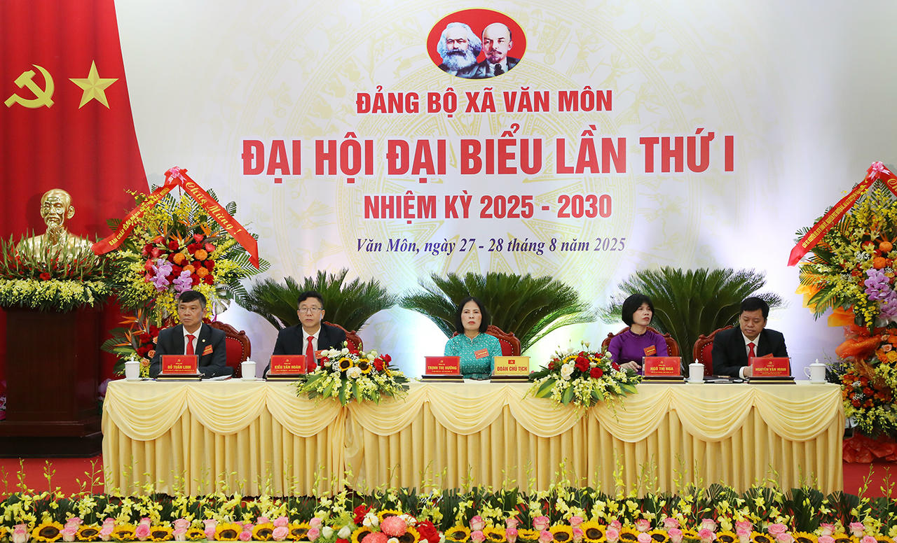 Đoàn Chủ tịch điều hành Đại hội.