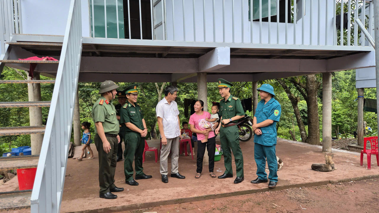 Lãnh đạo BĐBP tỉnh, chính quyền, Công an địa phương thăm hỏi, động viên bà con nỗ lực vươn lên trong cuộc sống.