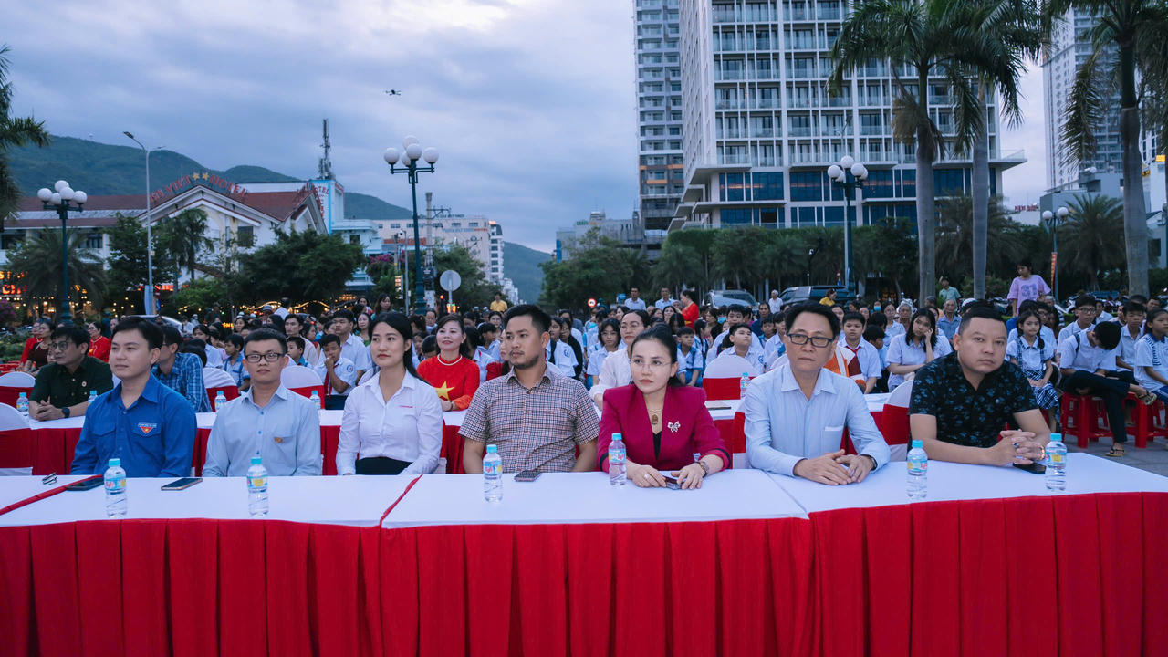 Các đại biểu, mạnh thường quân tại buổi trao tặng quà cho học sinh có hoàn cảnh khó khăn.
