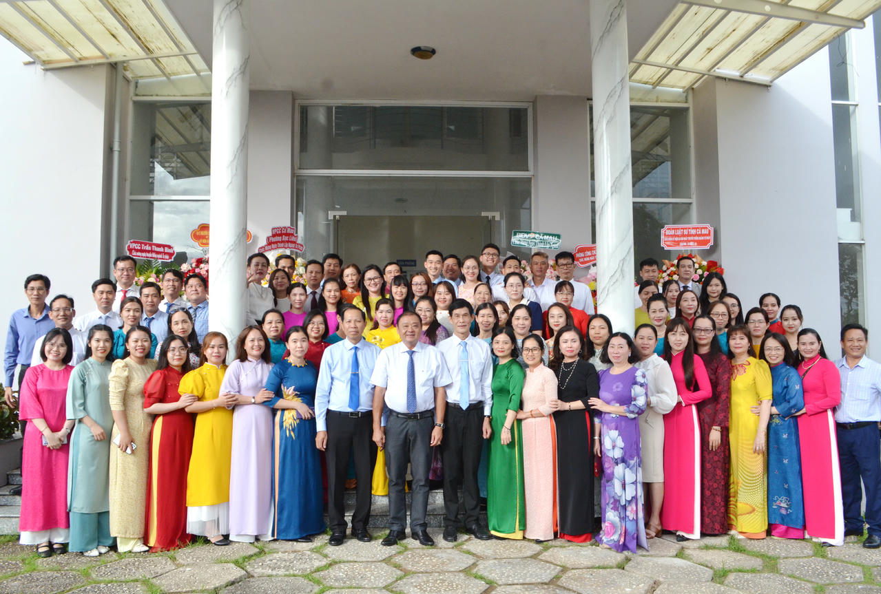 Các đại biểu chụp ảnh lưu niệm.