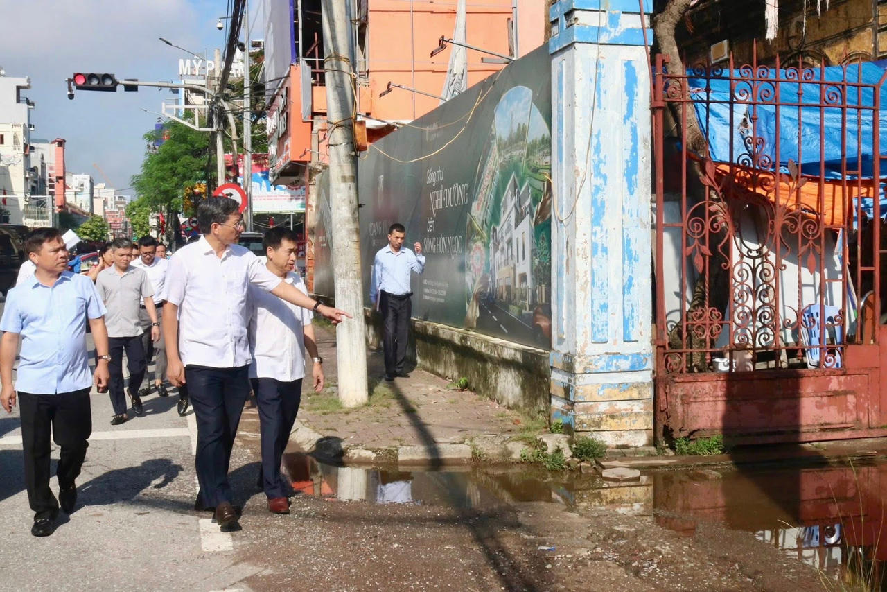 Phó Chủ tịch Thường trực UBND TP Lê Anh Quân kiểm tra tiến độ thực hiện các dự án trên địa bàn phường Lê Chân. 