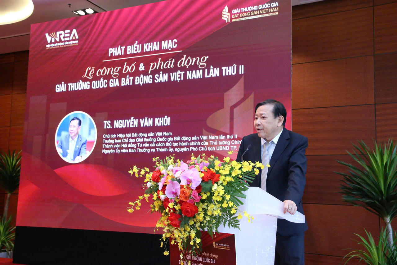  TS. Nguyễn Văn Khôi, Trưởng ban Chỉ đạo Giải thưởng, Chủ tịch Hiệp hội Bất động sản Việt Nam, Thành viên Hội đồng Tư vấn cải cách thủ tục hành chính của Thủ tướng Chính phủ, nguyên Phó Chủ tịch Ủy ban Nhân dân Thành phố Hà Nội phát biểu khai mạc chương trình.