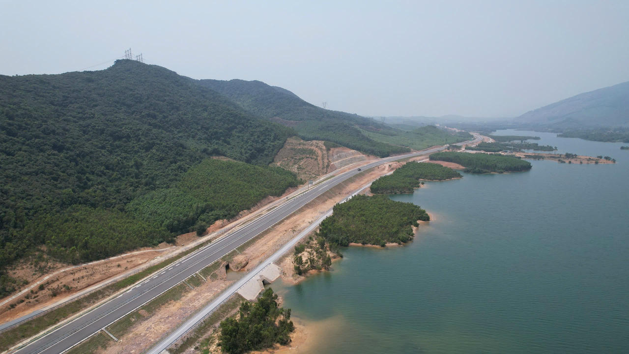 Một đoạn cao tốc Vũng Áng - Bùng.