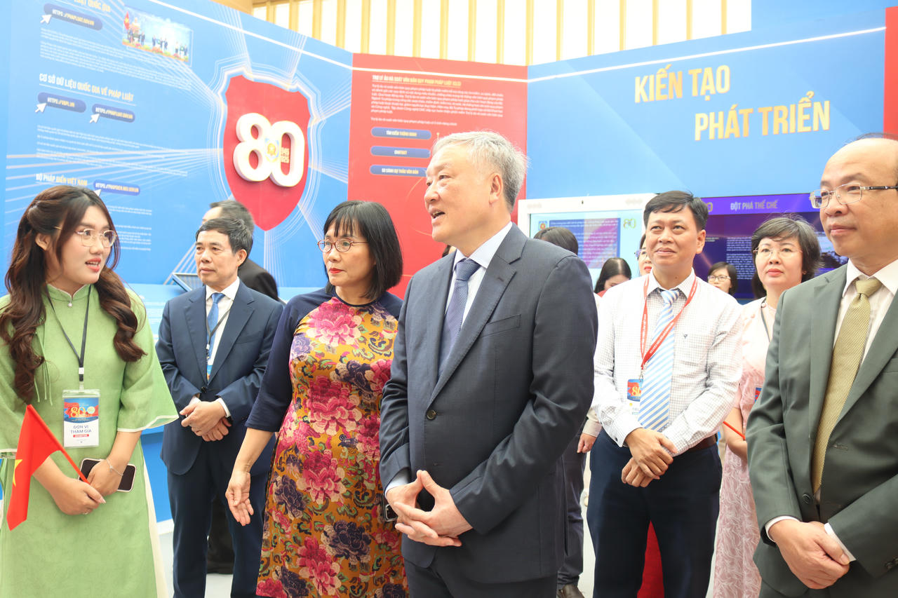 Các đại biểu tham quan không gian triển lãm của Bộ Tư pháp tại Triển lãm thành tựu Đất nước