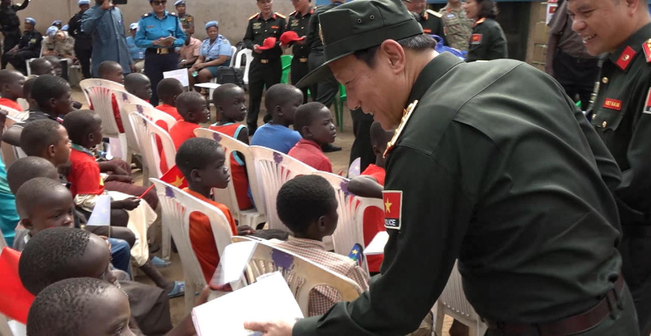 Bộ trưởng Bộ Công an - Đại tướng Lương Tam Quang trao quà cho các em nhỏ tại Cộng hòa Nam Sudan.