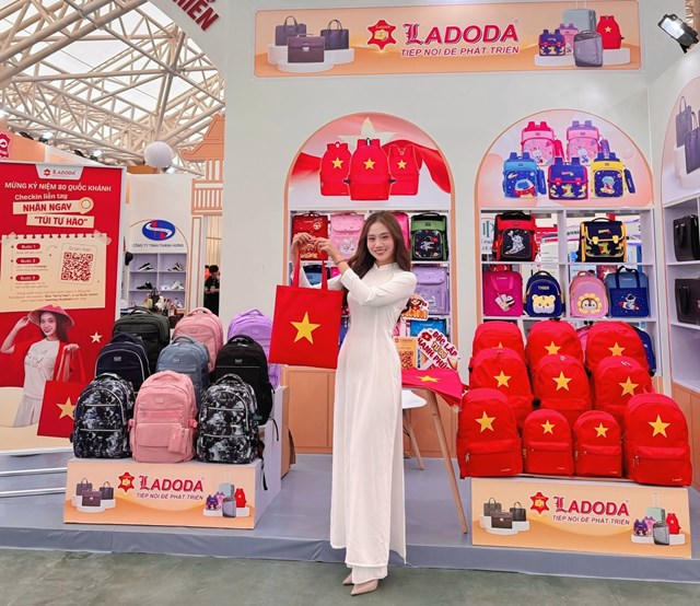 Sử dụng túi vải thay cho túi ni lông là một cách để bảo vệ môi trường.