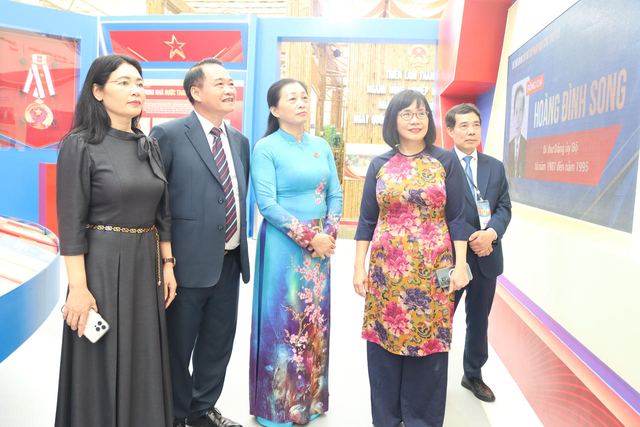 Phó Tổng Kiểm toán Nhà nước Hà Thị Mỹ Dung tham quan triển lãm.