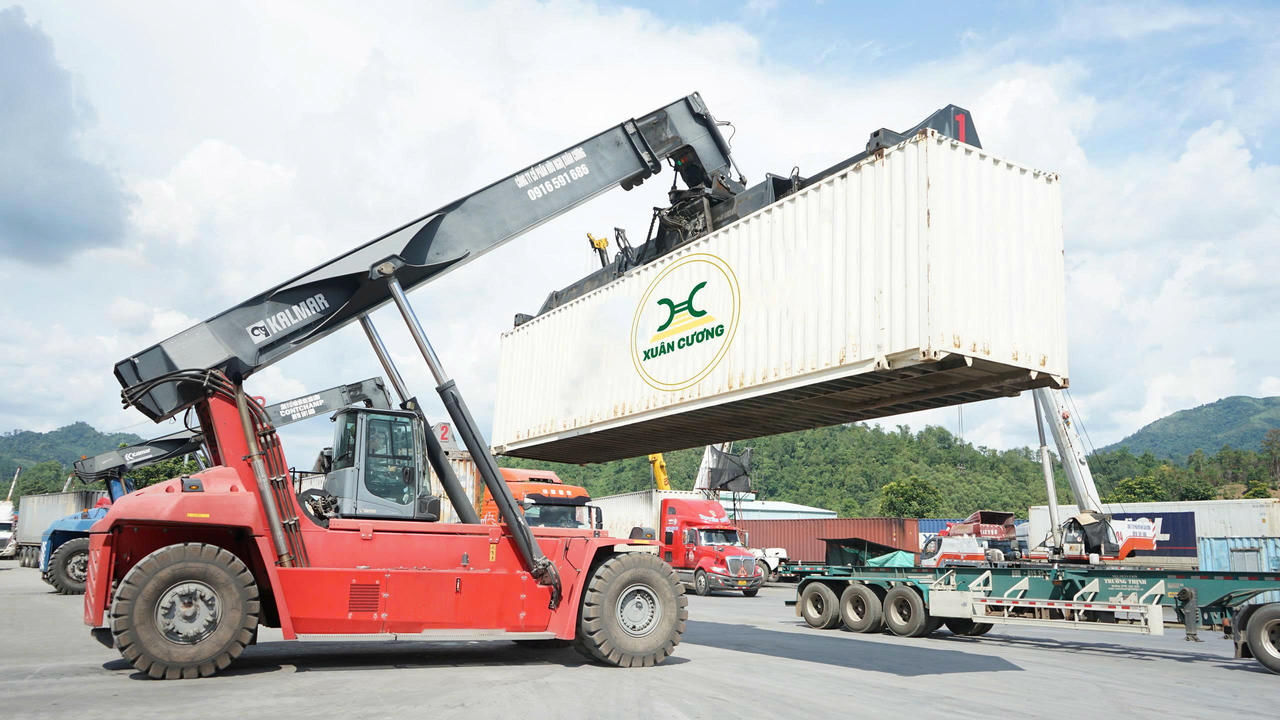 Xe Công ty Xuân Cương đang làm việc.