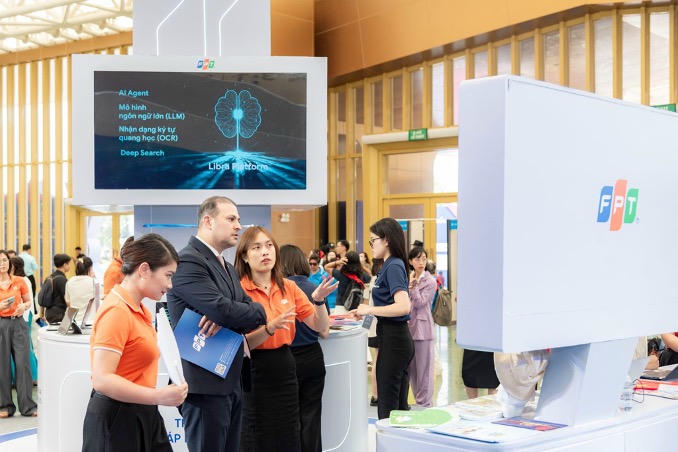 Đại sứ Saudi Arabia tại Việt Nam Mohammed Ismaeil A. Dahlwy thăm gian hàng FPT.