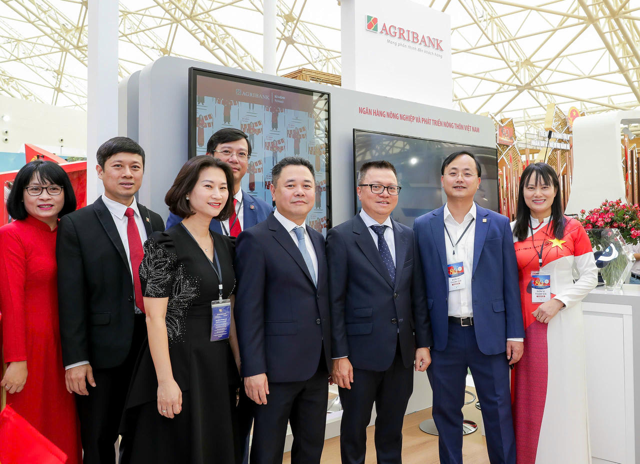 Các đại biểu tham quan khu vực trưng bày triển lãm của Agribank.