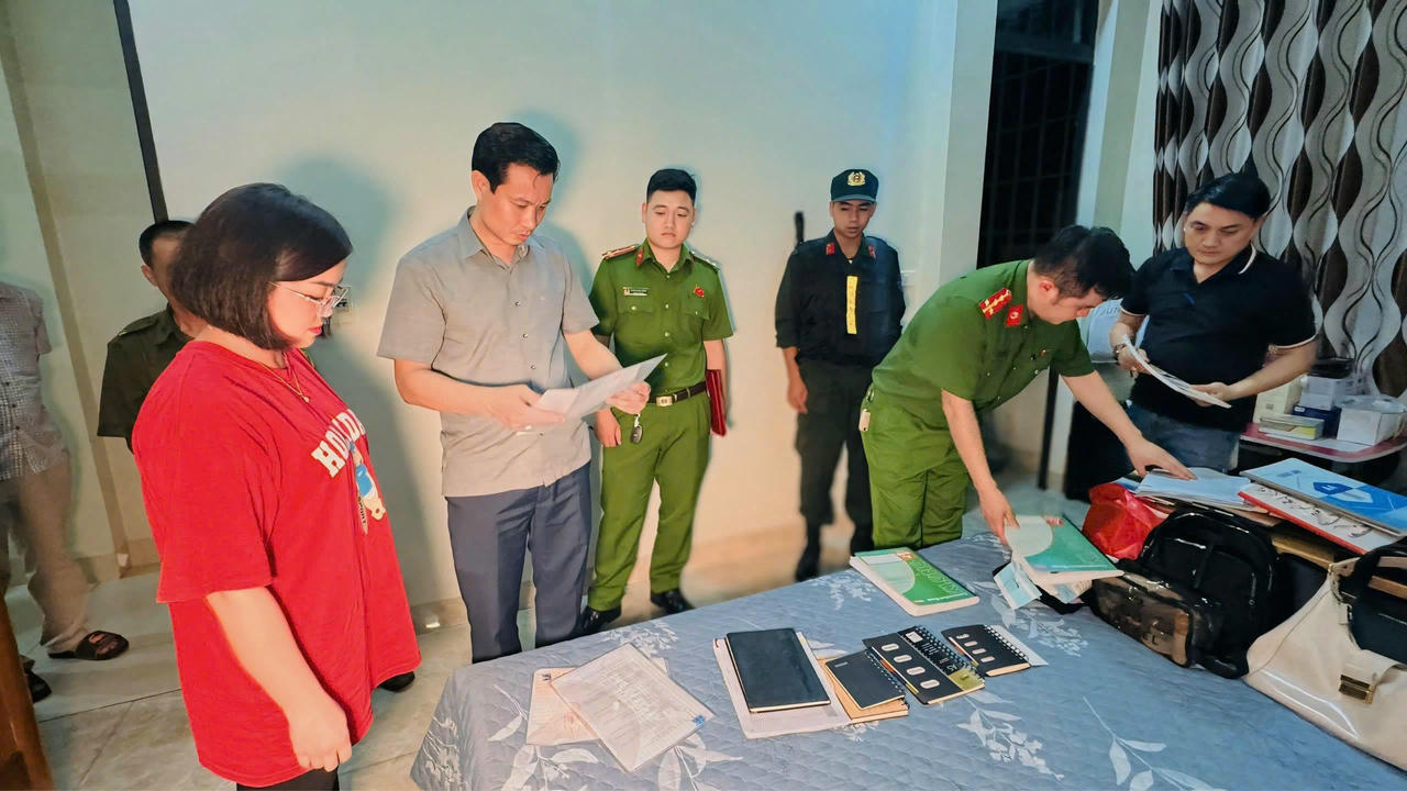 Lực lượng chức năng khám xét tại một địa điểm của đường dây trên địa bàn tỉnh Lào Cai.