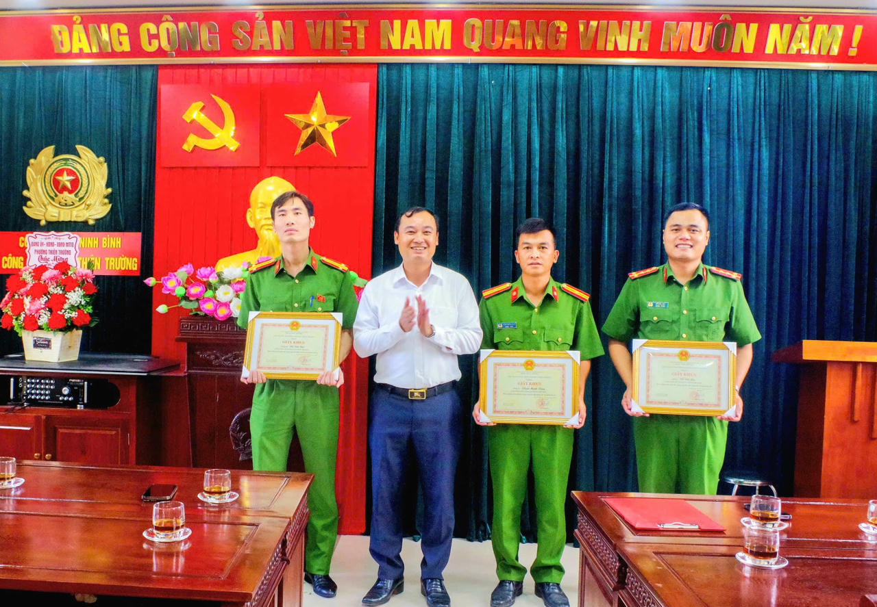 Chủ tịch UBND phường Mai Hồng Diên trao giấy khen cho tập thể cán bộ, chiến sỹ Công an phường.
