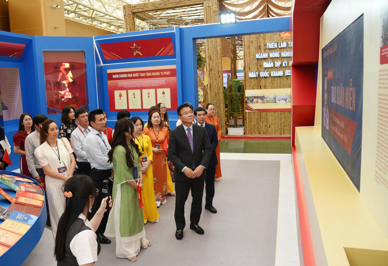 Phó Thủ tướng Lê Thành Long  tham quan không gian triển lãm của Bộ Tư pháp.