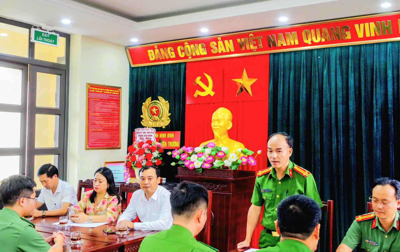 Trung tá Nguyễn Trần Thành - Trưởng Công an phường Thiên Trường phát biểu, cảm ơn sự quan tâm, động viên kịp thời của lãnh đạo UBND phường.