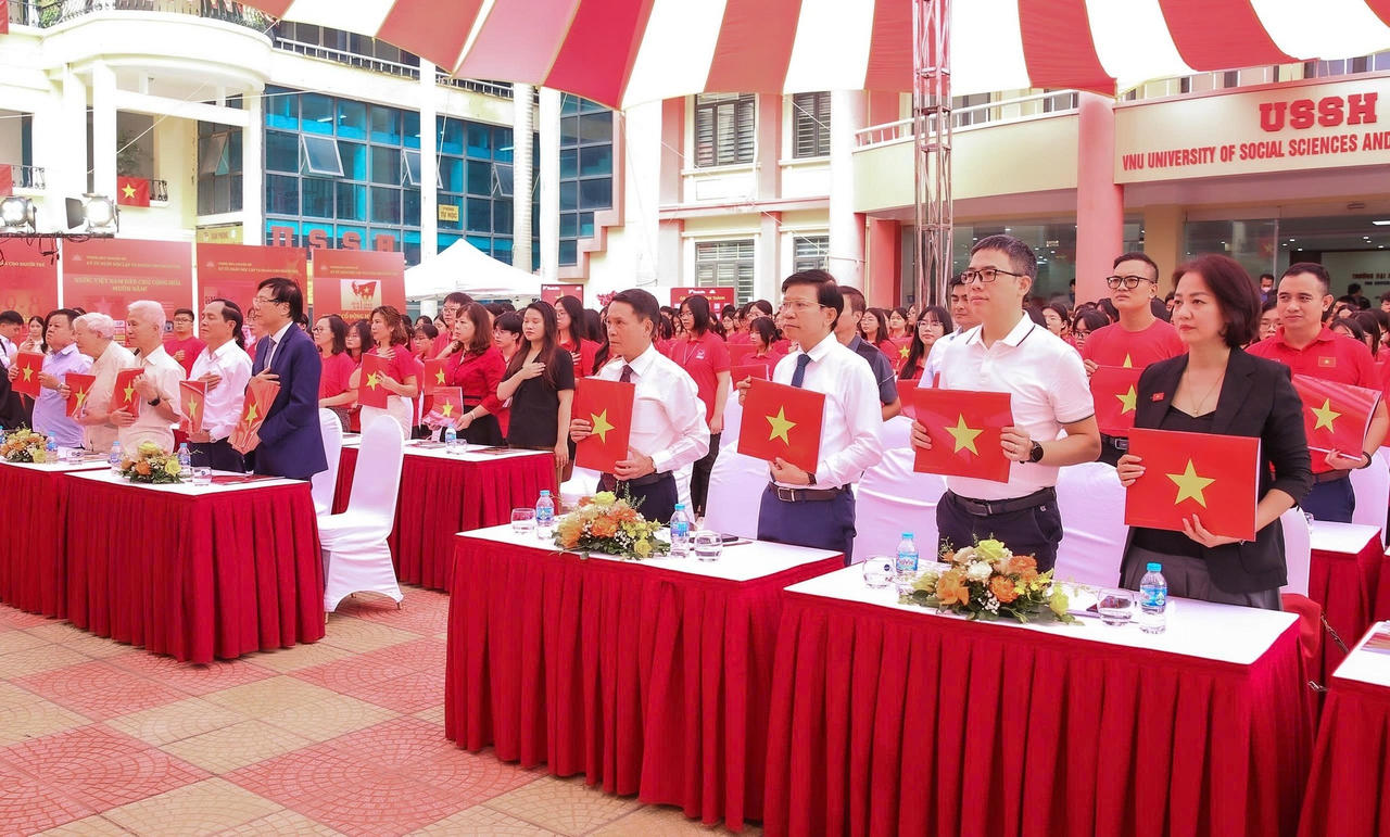 Các đại biểu tham dự trưng bày.