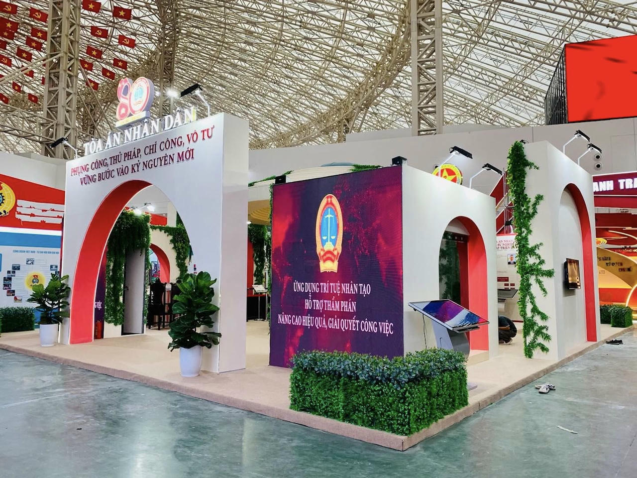 Gian trưng bày Thành tựu 80 năm của Ngành Tòa án. (Ảnh: Quốc Vinh)