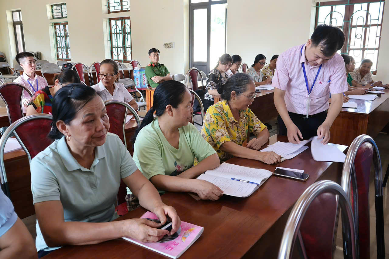 Các điểm giao dịch của NHCSXH Tân Sơn tích cực phục vụ nhân dân tại các xã mới sau khi sắp xếp đơn vị hành chính địa phương 2 cấp.