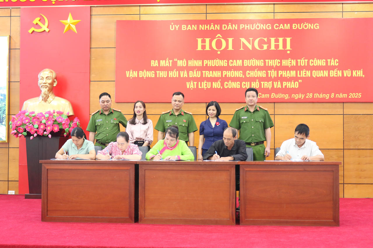 Đại diện các tổ dân phố ký cam kết.