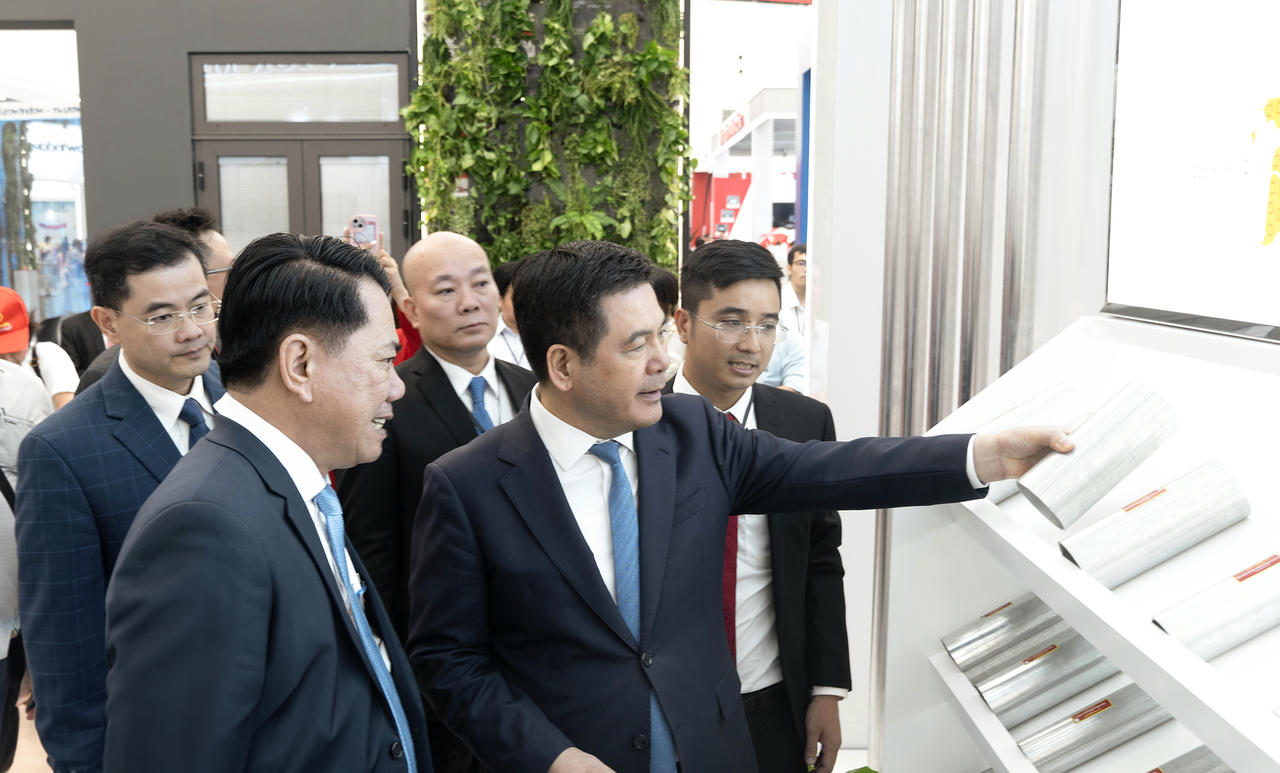 Gian hàng của Tập đoàn Hoa Sen thu hút khách tham quan tại Triển lãm A80