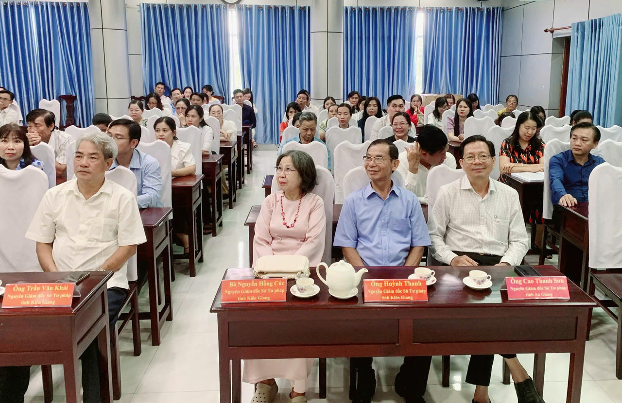 Các đại biểu tham dự lễ.