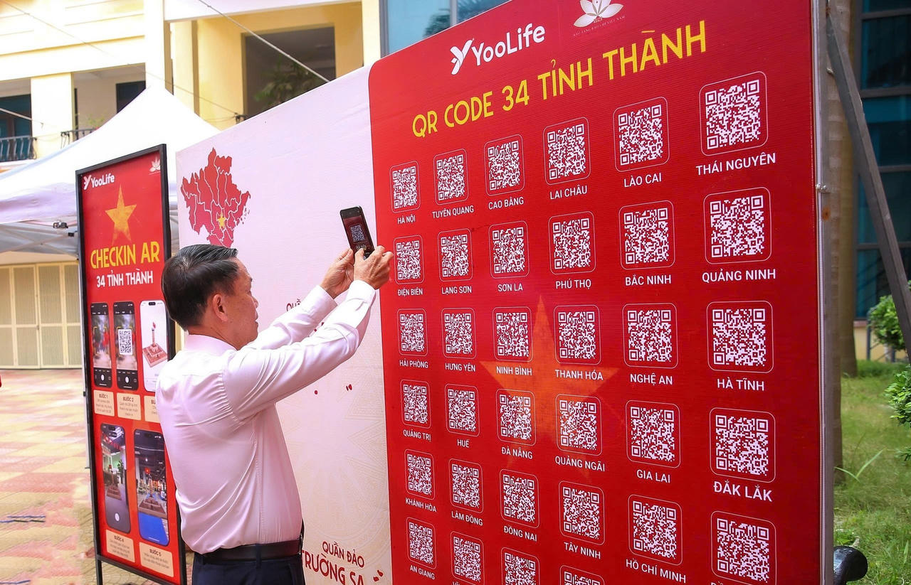 Khách tham quan có thể quét mã QR để khám phá các mô hình 3D công trình văn hóa-lịch sử tại 34 tỉnh, thành phố. 
