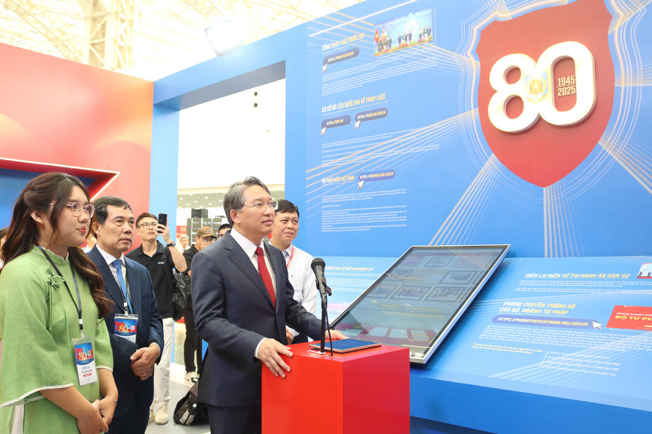  Bộ trưởng Nguyễn Hải Ninh tham quan không gian triển lãm của Bộ Tư pháp