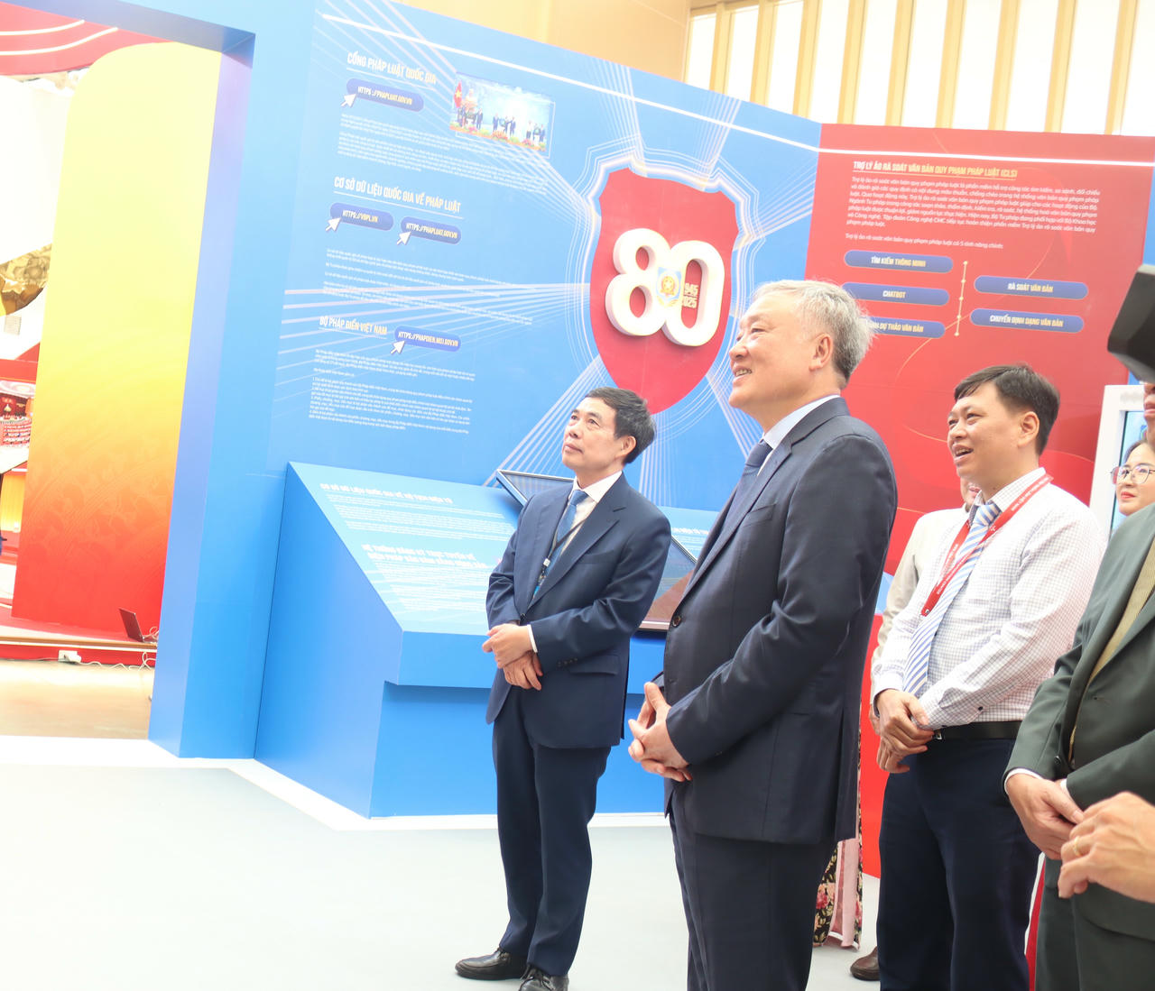 Phó Thủ tướng Thường trực Chính phủ Nguyễn Hòa Bình tham quan không gian triển lãm của Bộ Tư pháp.